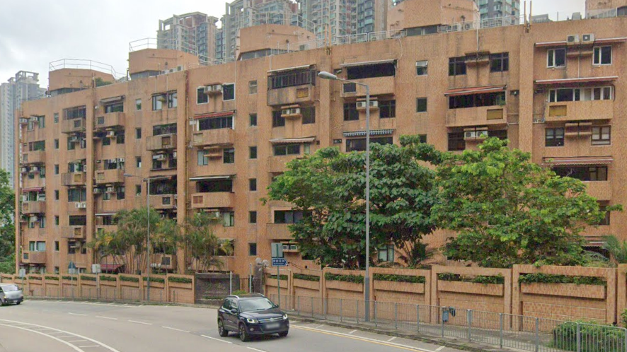 大圍半山沙田花園一伙套三房，以900萬元連車位沽出，呎價不足7,000元，創屋苑近年呎價新低。