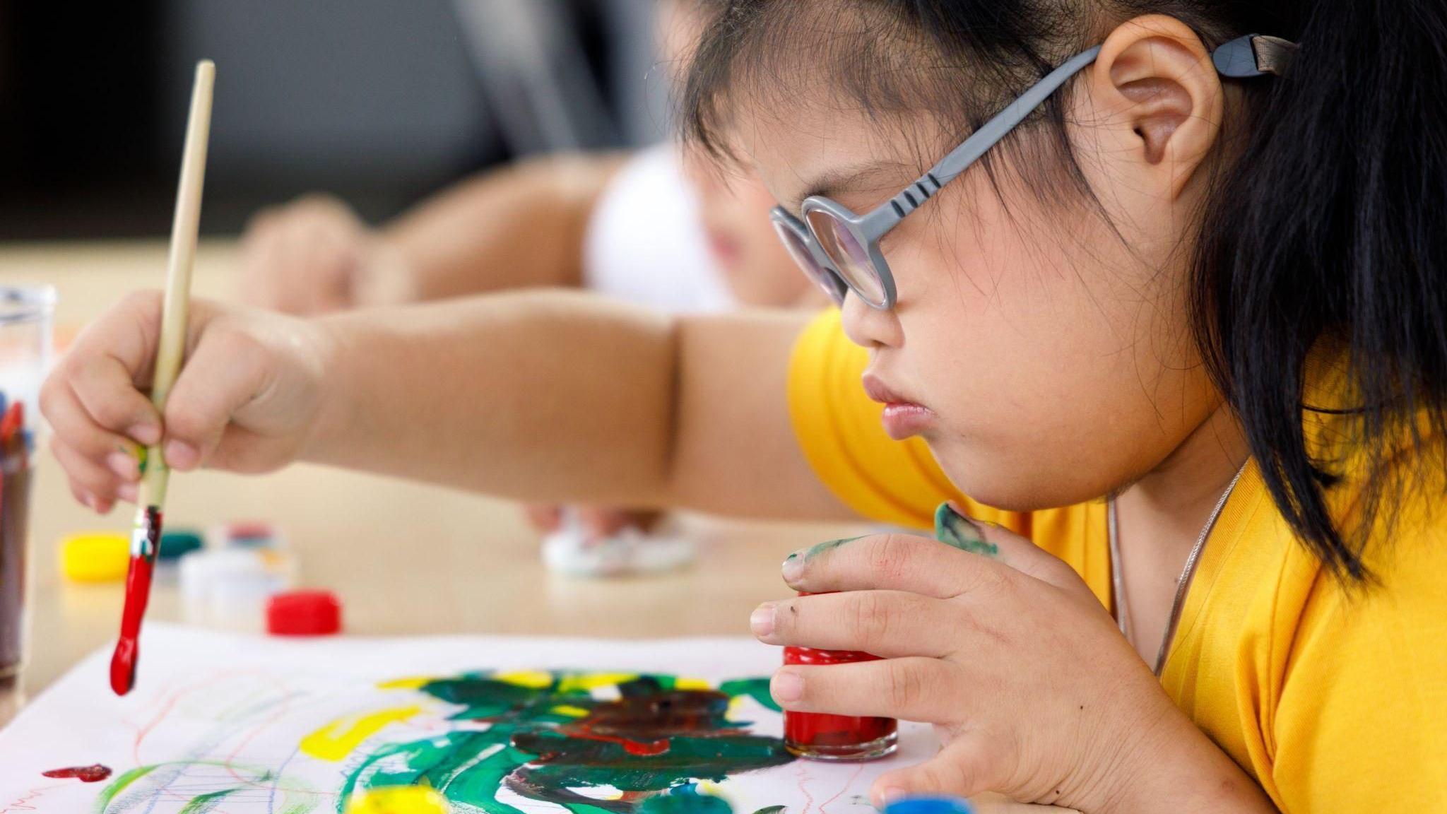 自閉症治療新曙光！「刺激腦右側前額下迴」盼提升社交、認知能力