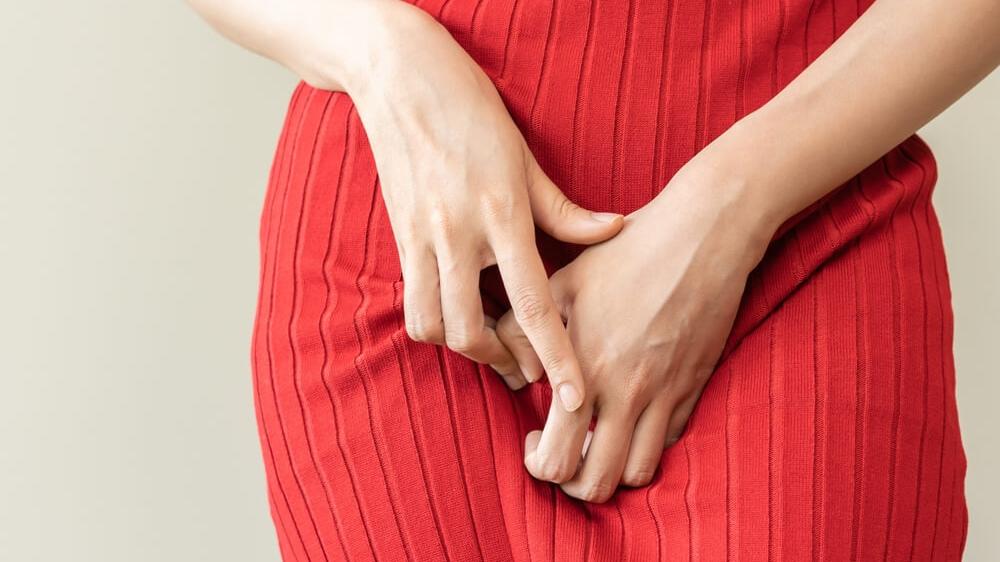 當女性出現外陰及陰道瘙癢、灼痛，同時伴隨尿頻、尿痛、性交痛，且白帶呈現稠厚、凝乳或豆腐渣樣，可能是黴菌性陰道炎的徵兆。