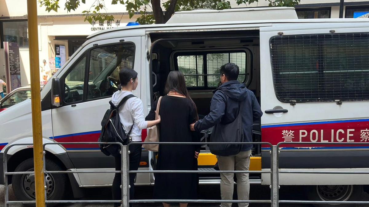 警方在中區拘捕涉嫌盜竊的疑犯。(警方圖片)