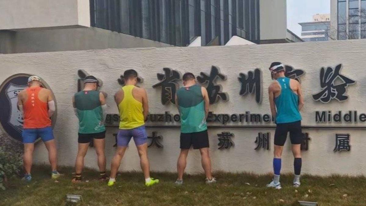 蘇州馬拉松｜蘇州實驗中學校門口多名跑手當眾小便 網民︰流動廁所僅一步之隔