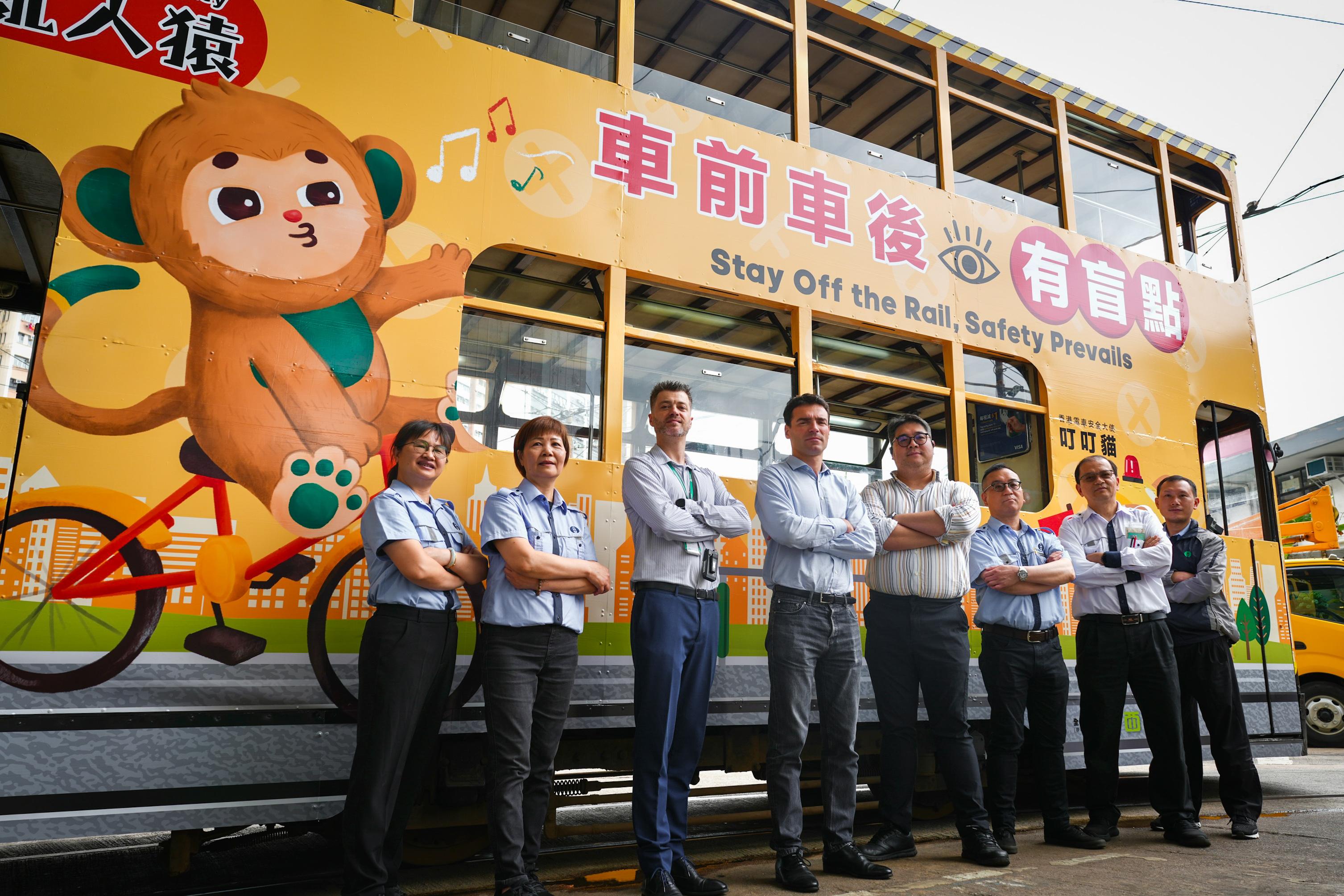 戴弘博（左四）、譚憬朗（左三）率領車隊上下。