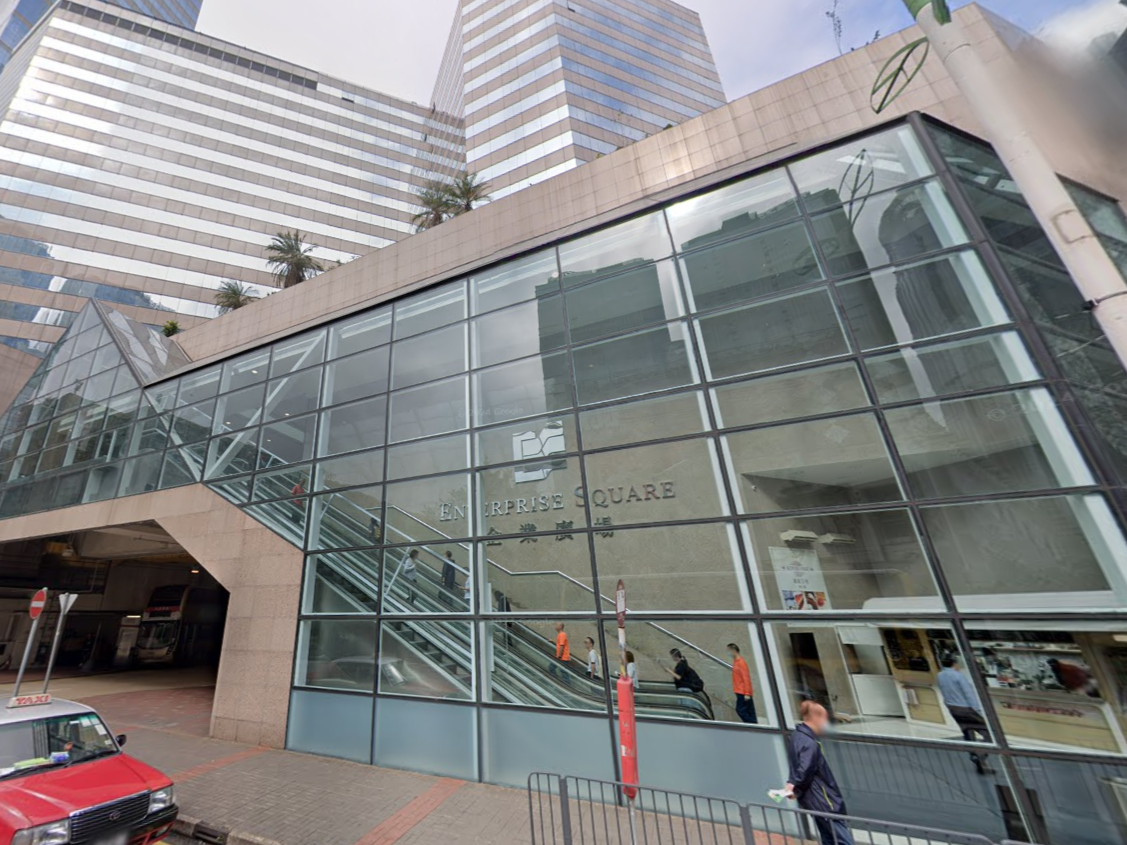 九龍灣企業廣場食肆火警，一女子吸入濃煙不適送院。(Google街景截圖)