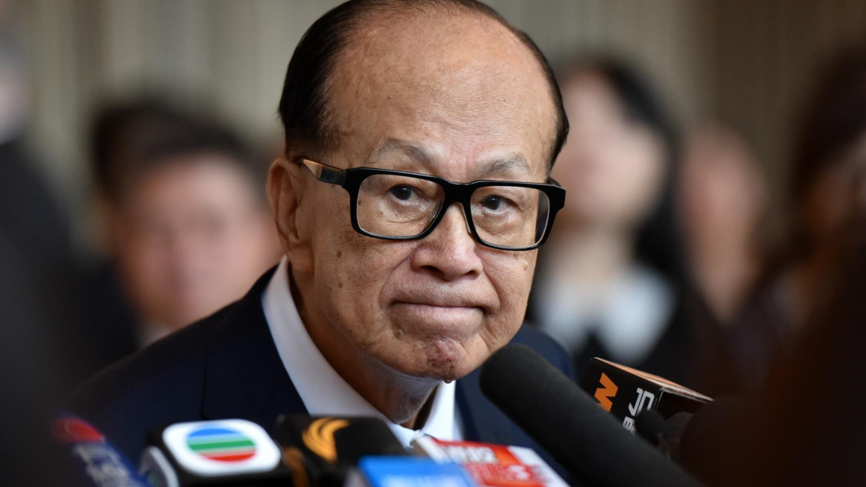 李嘉誠如何走下一步棋？