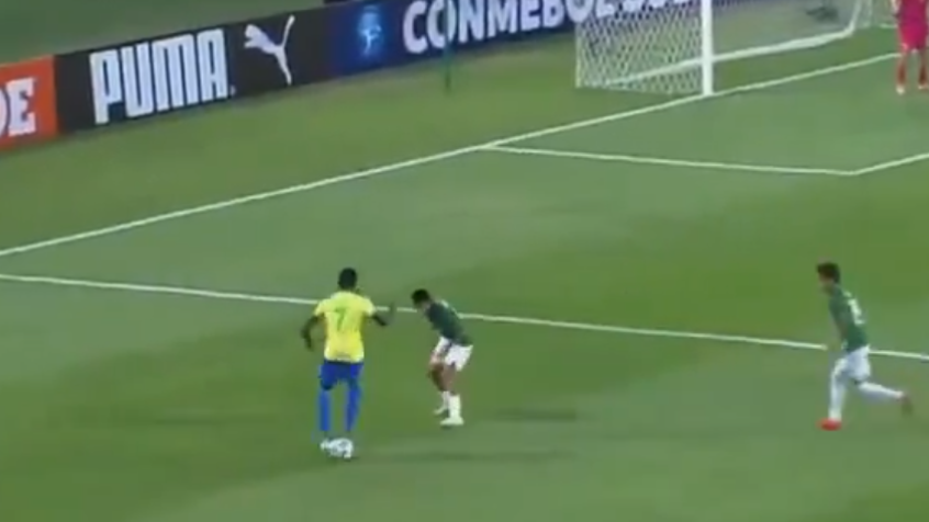 南美青年賽，因為有巴西球員雙腳部在球上被罰黃牌，引發爭議。(影片截圖)