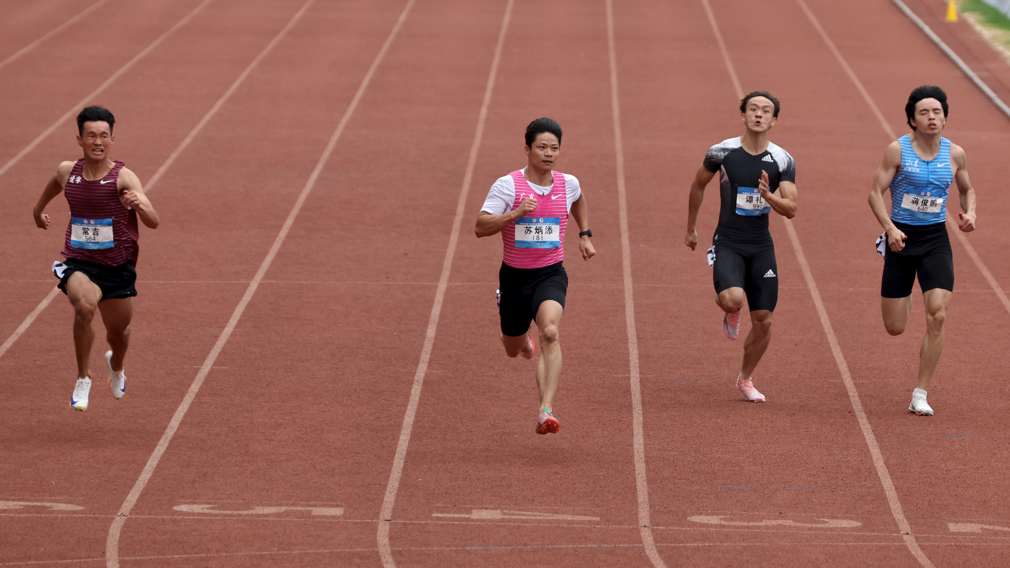 蘇炳添在廣東肇慶舉行的全國田徑大獎賽首站，男子100米預賽中跑出10秒49，晉級半決賽。（新華社）