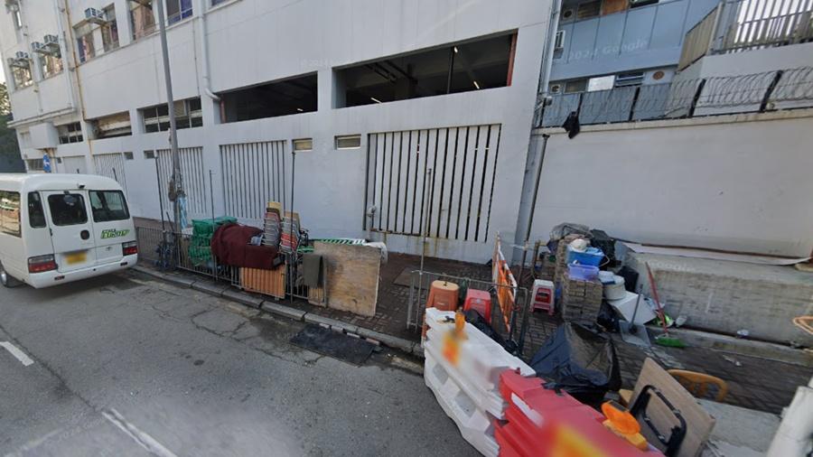 廟街歌檔疑遭縱火，損失喇叭器材及枱凳等。(Google Map)