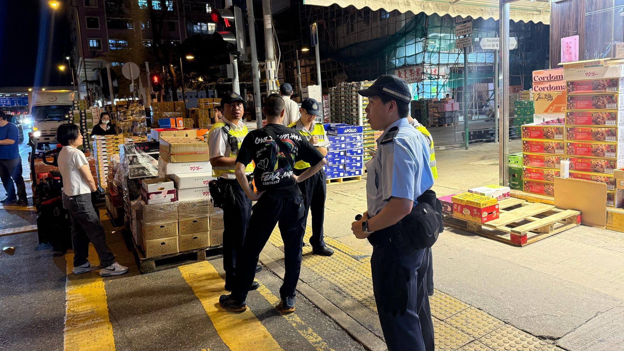 警聯食環油麻地打擊阻街，發14張定額罰款通知書或傳票。(警方相片)