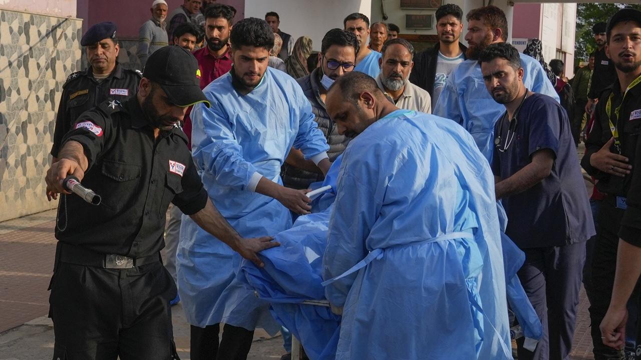 印度克什米爾武裝份子向遊客開槍，釀26死多人受傷。(AP)