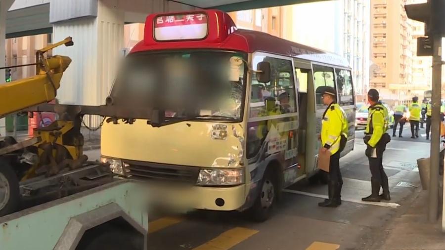 九龍塘單車漢捱小巴撞重傷不治，司機涉危駕被捕。（有線新聞截圖)