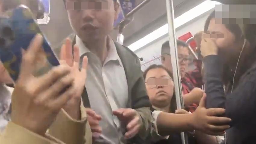 上海地鐵癡漢當眾射精，女乘客崩潰：你脫褲弄到我身上？(微博)