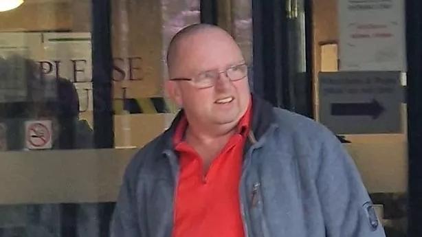 中年漢家門外上演活春宮，對手竟是性愛娃娃。(X)