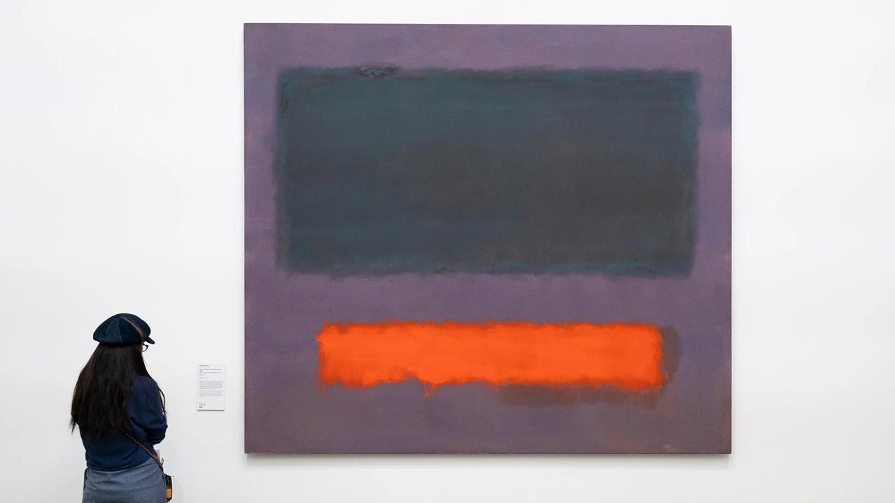 抽象大師Mark Rothko價值4.4億畫作，遭小孩亂摸刮花。(X)