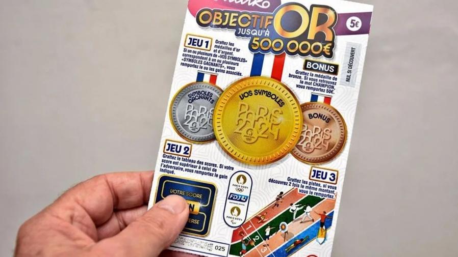 賊人偷銀行卡買獎券中440萬疑唔敢領獎，卡主喊話：願意平分。(網上圖片)