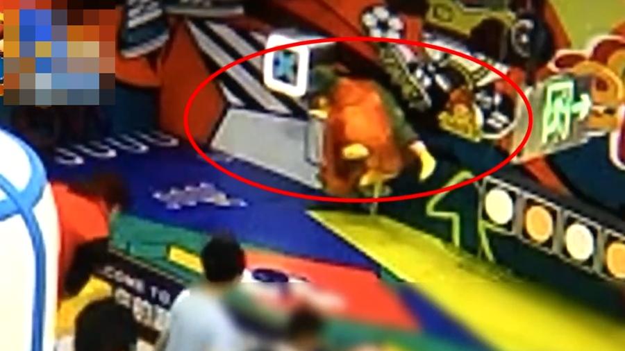 江蘇5歲女童頭髮捲遊樂設施，頭皮被扯開13厘米頭骨外露。(微博)