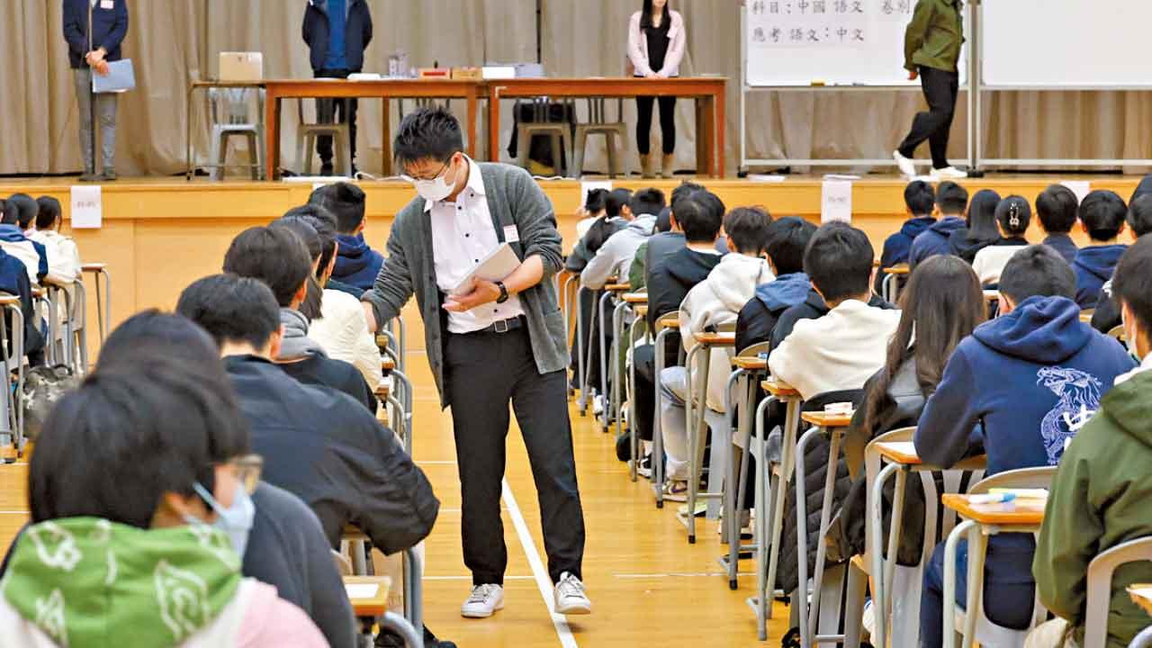 文憑試首個核心科目開考 中文寫作考演講辭 教師評兩卷難度適中