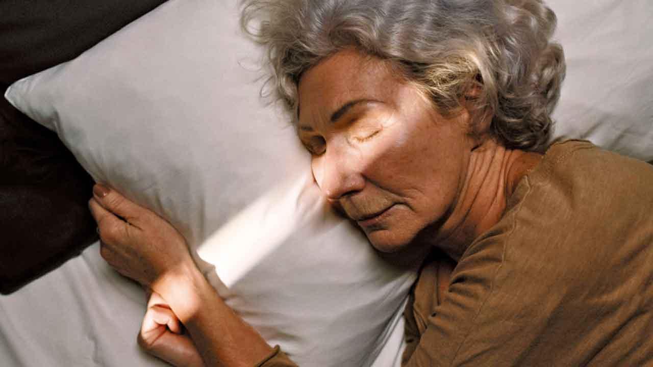 快速眼動睡眠延遲 阿茲海默症的早期預警？