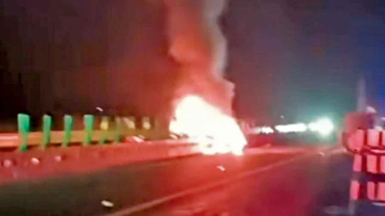 小米SU7撞欄爆燃3人燒死 家屬聲稱車門鎖緊