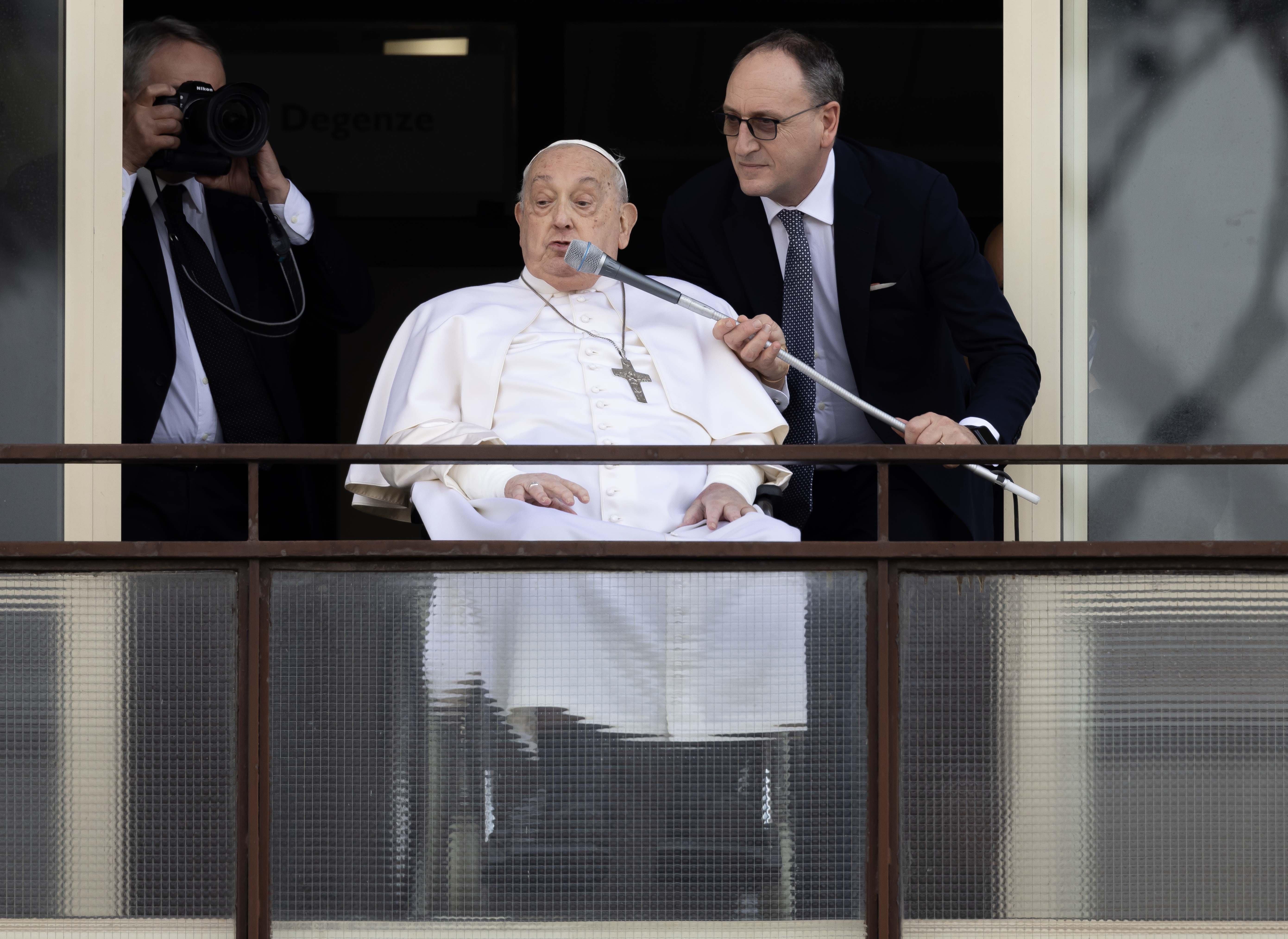 教宗方濟各周日仍有出席聖伯多祿廣場的公開活動向信眾送上復活節祝福，由私人護士斯特拉佩蒂陪伴。(網上圖片)