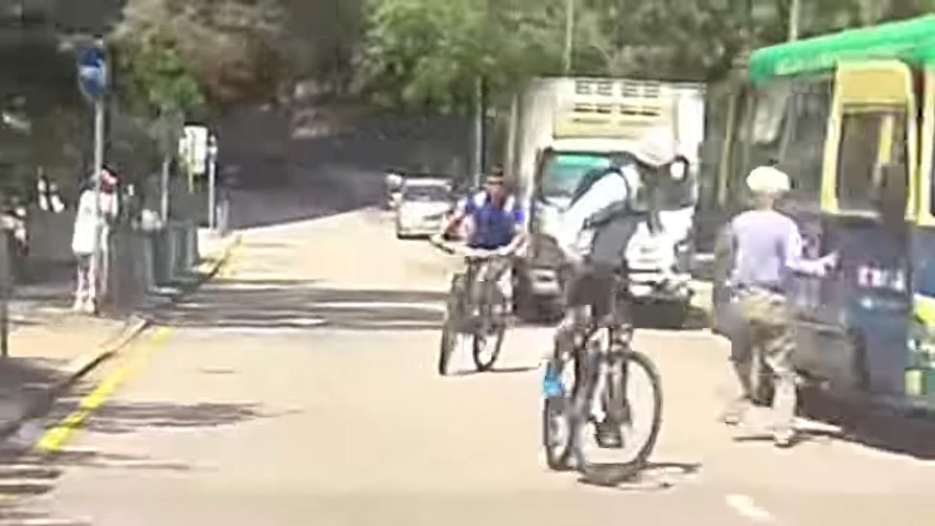 牛池灣發生小巴溜後意外。（fb「突發馬路車cam大全」圖片）