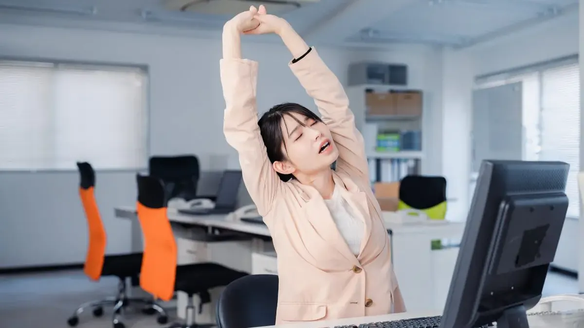 長時間久坐會增加認知功能不良、抑鬱、身體功能下降、失能等健康危害，上班時也要多加活動。