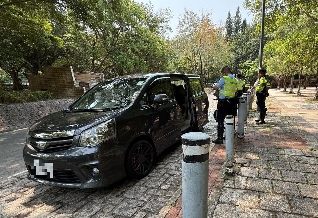 警新界北放蛇打擊白牌車控3人，其中一人藏電子煙及壯陽藥被捕。(警方圖片)