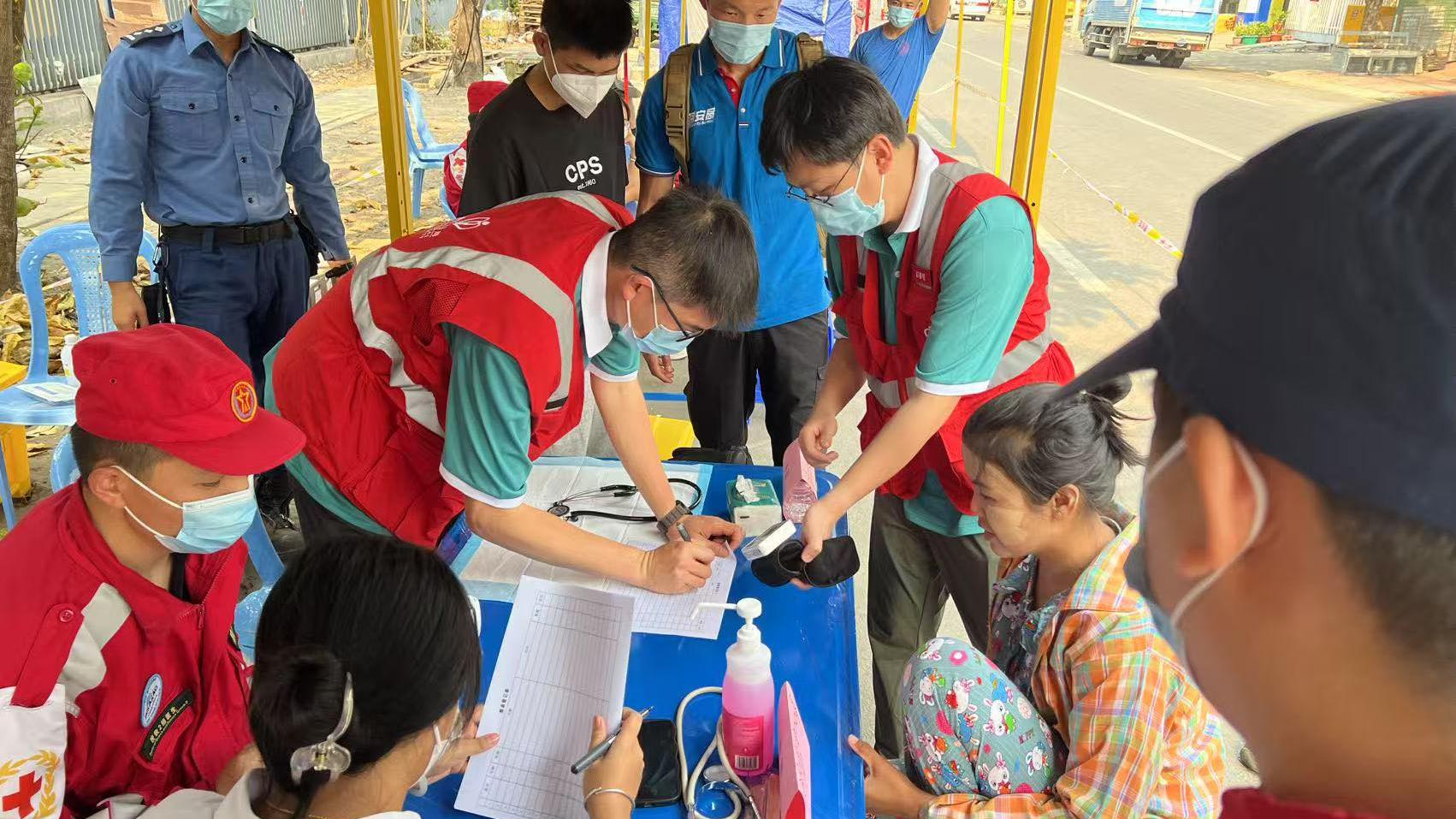 緬甸地震｜香港特區救援隊與國家隊義診災民。（fb「保安局」圖片）