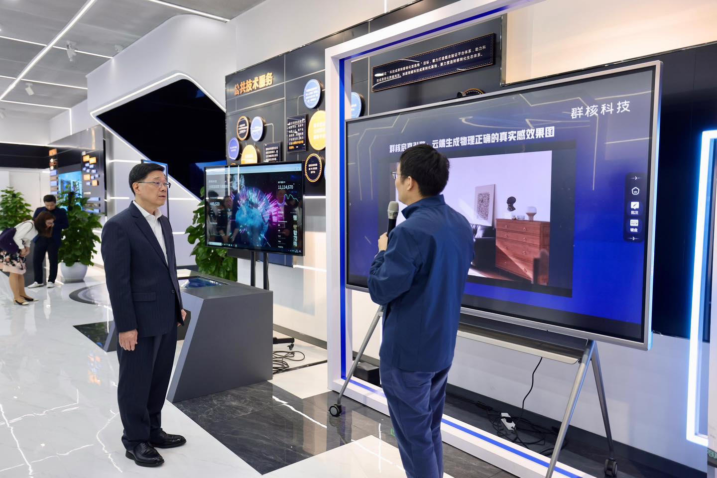 李家超到訪杭州未來科技城城市展館，與「杭州六小龍」代表交流。(李家超Facebook)