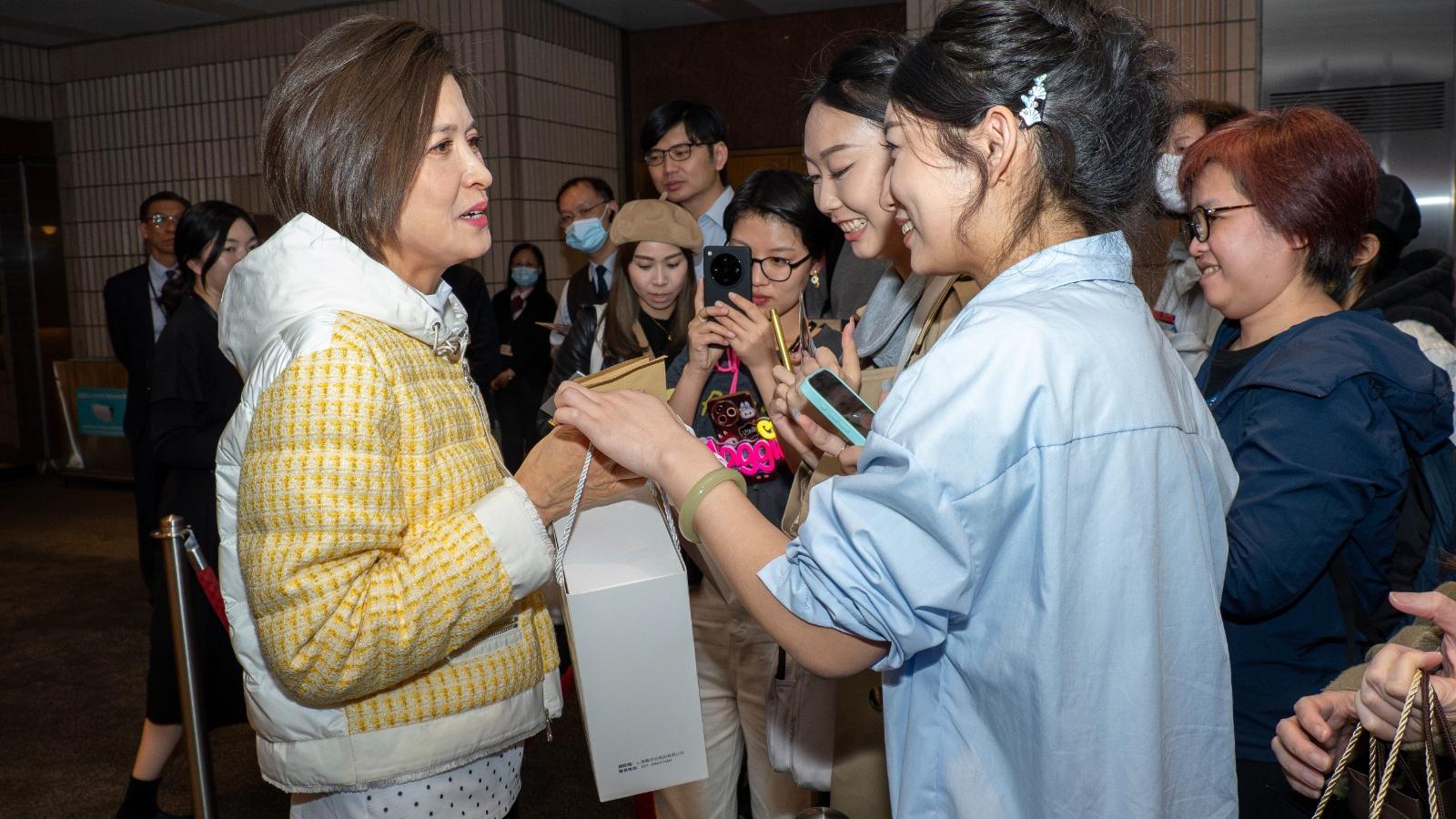 邵美琪現身《92黑玫瑰對黑玫瑰》放映活動 獲補祝生日 對粉絲有求必應