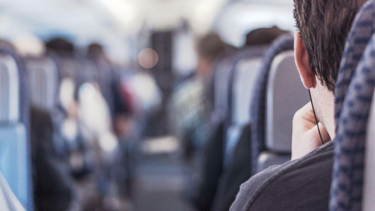 經濟艙症候群｜搭飛機逾8小時增2.3倍⾎栓機率　醫生揭3大行為恐致命