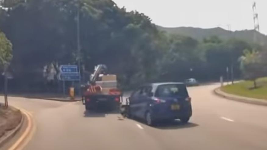 元朗發生車禍，有人不顧而去。（fb「車cam L（香港群組）」圖片）