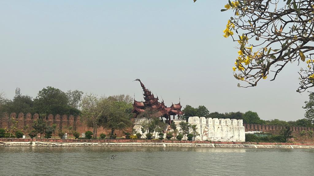 緬甸地震災情，圖為曼德勒皇宮一座建築物傾斜。(美聯社)