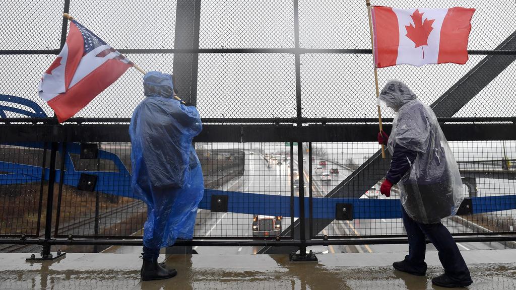 美國民眾近日在紐約州水牛城遊行， 聲援加拿大。(美聯社)