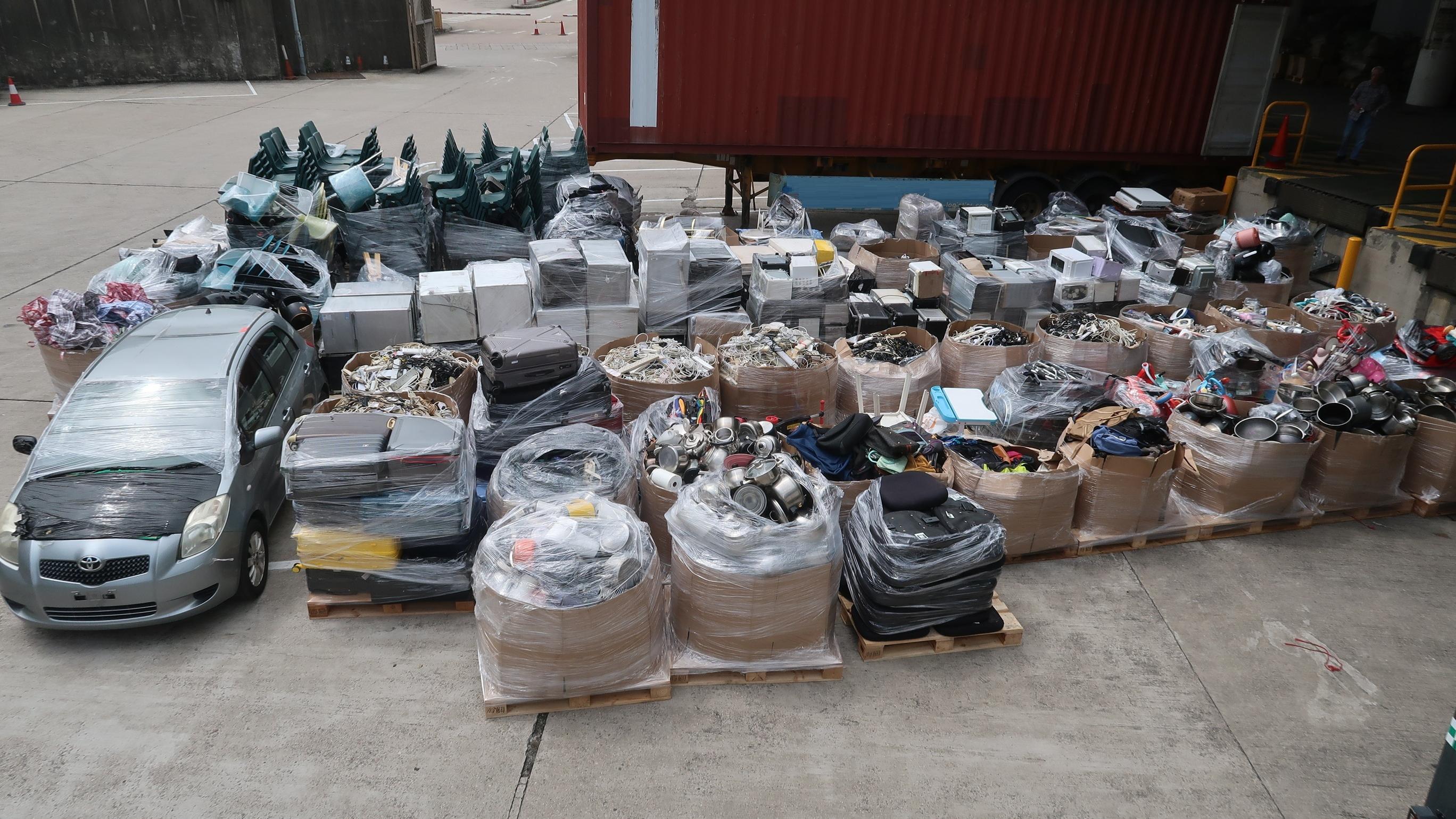 海關查往新加坡遠洋船可疑貨櫃，揭1,000萬元電子產品超申報數量。（政府新聞處圖片）