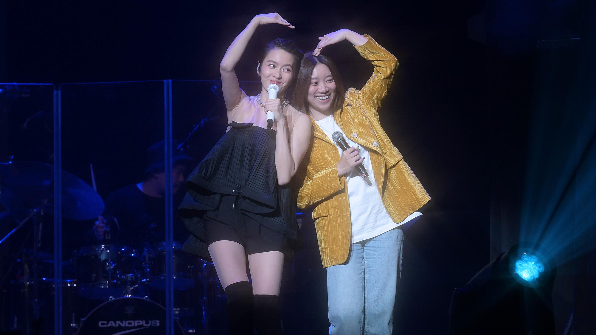 梁詠琪事隔廿二年再踏多倫多開騷  落台握手再請歌迷上台合唱