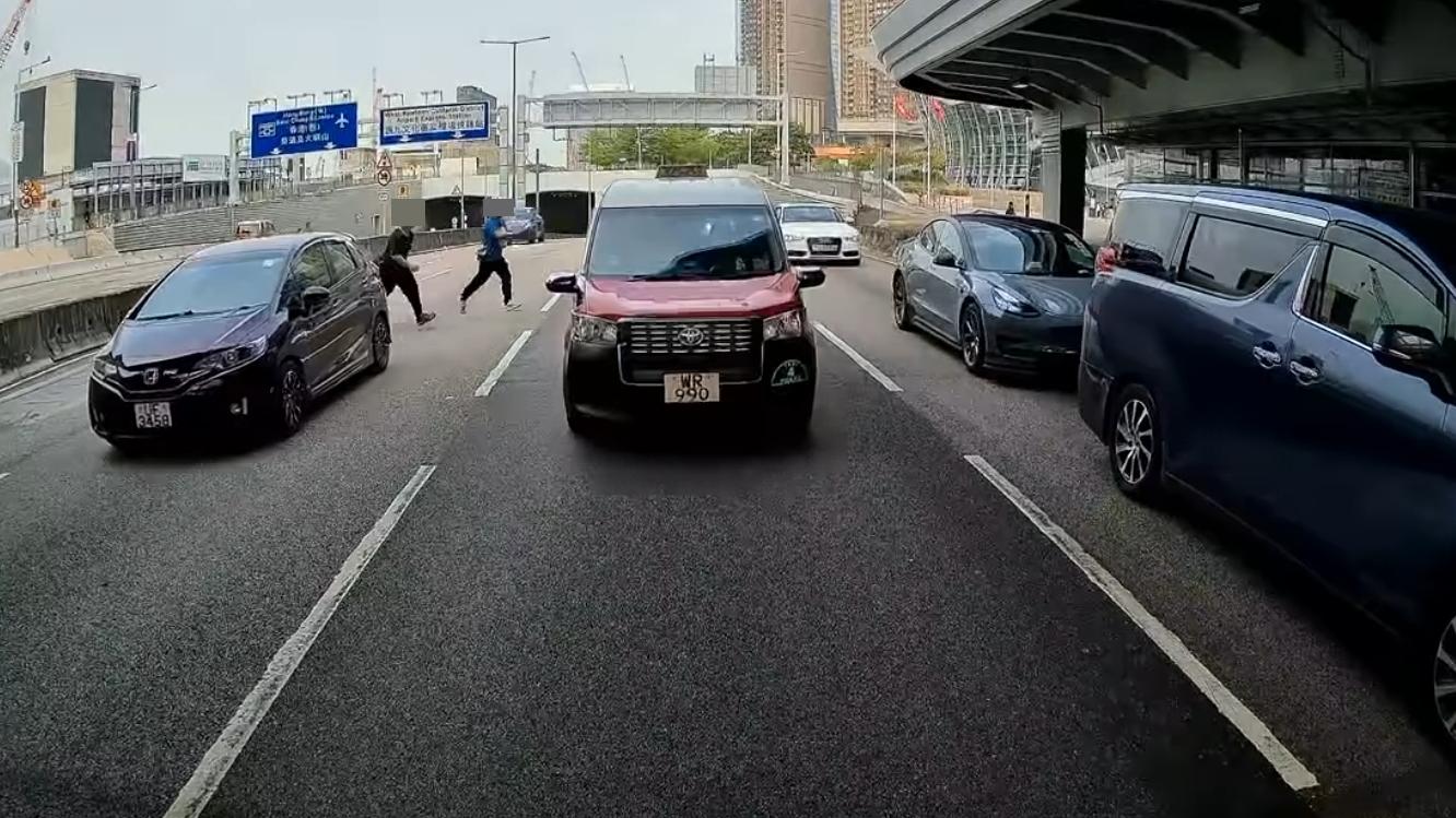 兩名男子亂過馬路。（fb「車cam L（香港群組）」截圖）