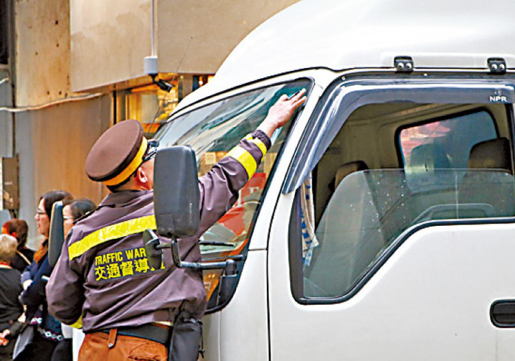 政府建議將違例泊車定額罰款由320元調高至400元(資料圖片)