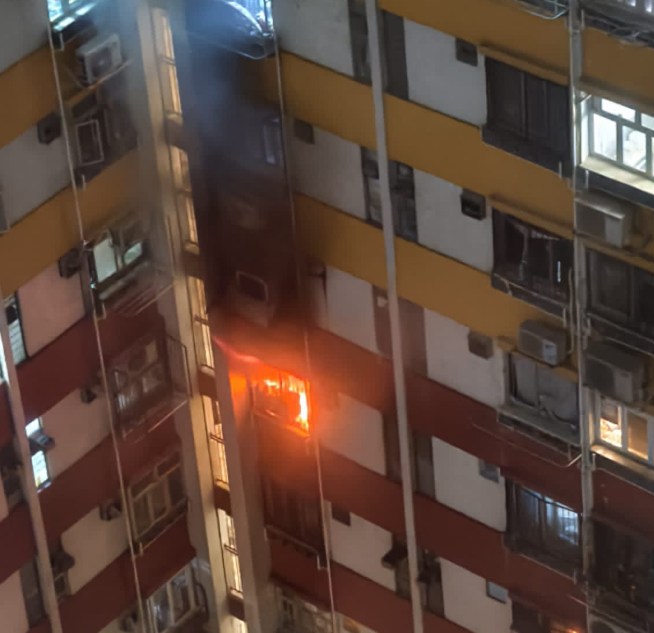 東頭邨康東樓低層單位冒煙起火 (網上圖片)