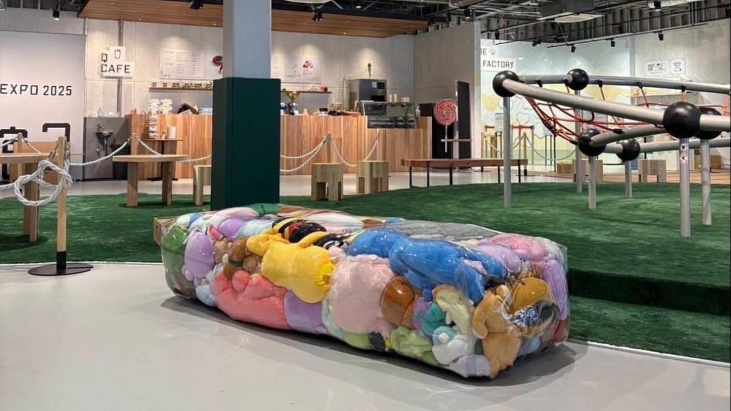 大阪世博會場內一個用毛公仔堆砌的長凳受到批評。(X)