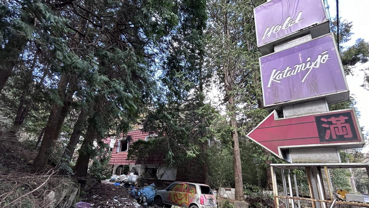 日本青年荒廢酒店試膽遇上白骨。(X)