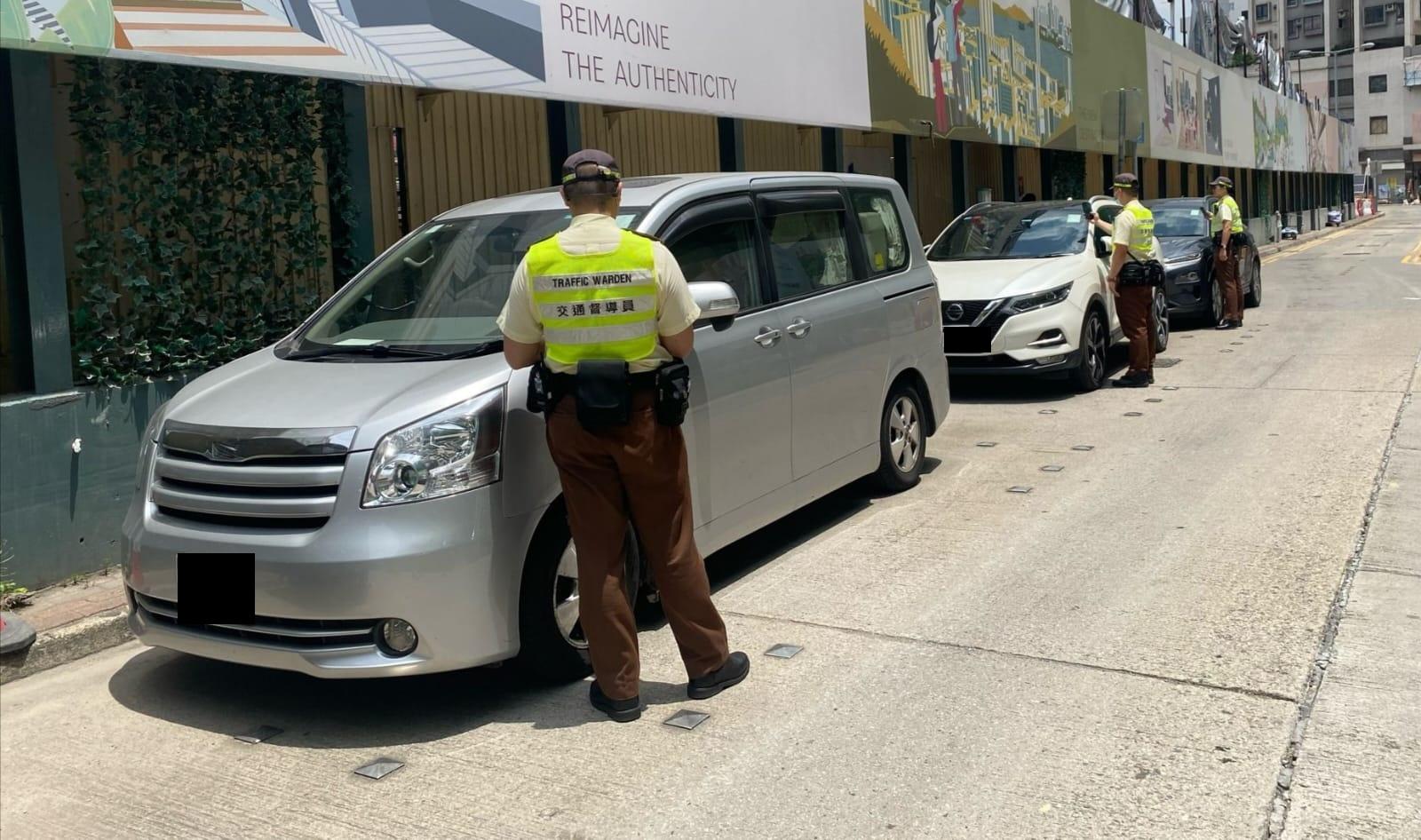 警西九龍交通黑點打擊違泊等，拘4男電動單車車主。(警方圖片)