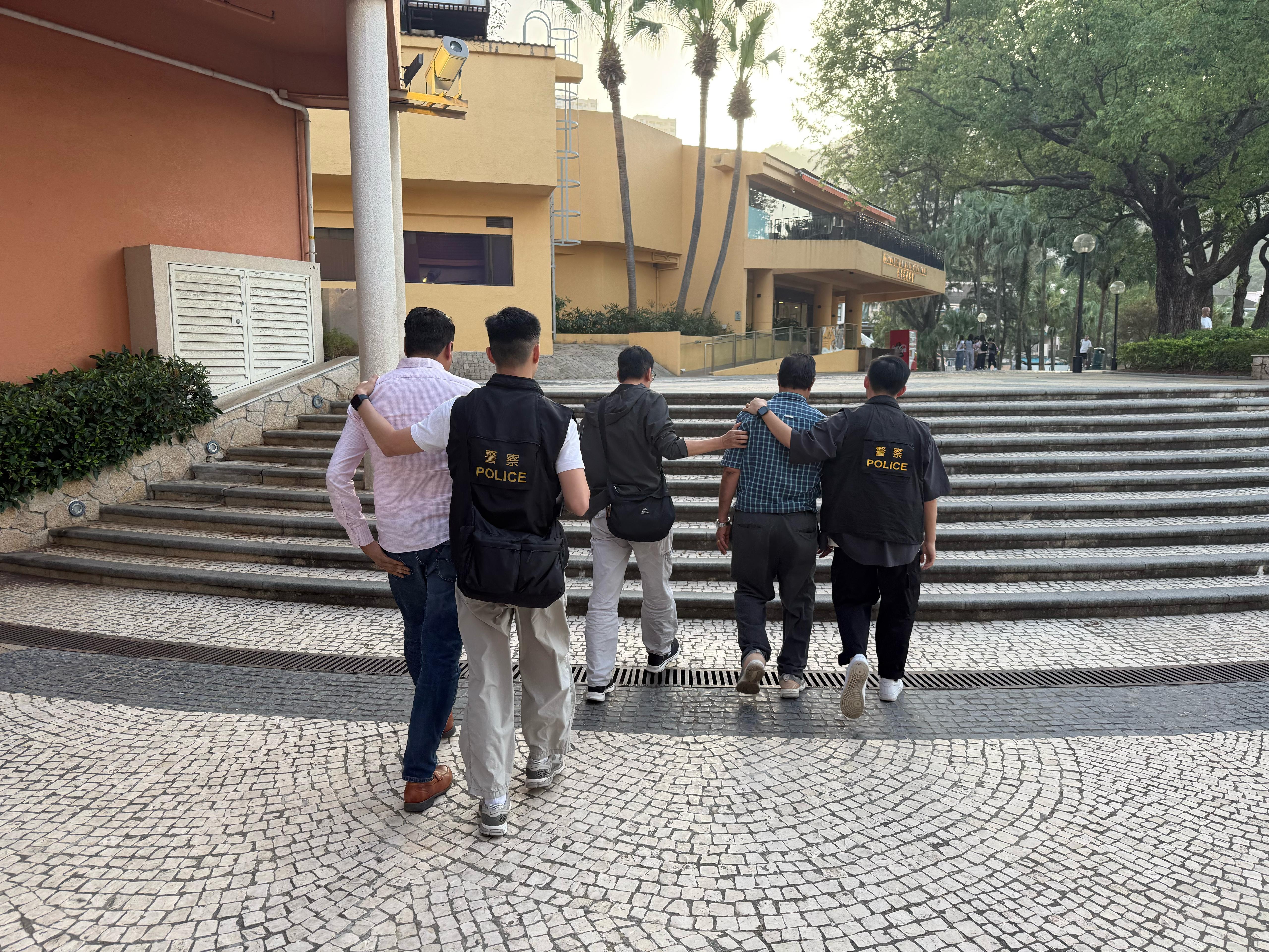 東涌愉景灣食肆兩非華裔男涉無牌賣酒被捕。(警方圖片)