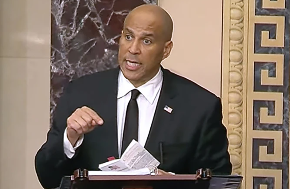 美國民主黨籍新澤西州參議員布克(Cory Booker)，周二(1日)在參議院持續站立發表長達25小時的演說，從頭到尾未曾離開議事廳上廁所，他批評總統特朗普施政，創下參議院最長演講紀錄。