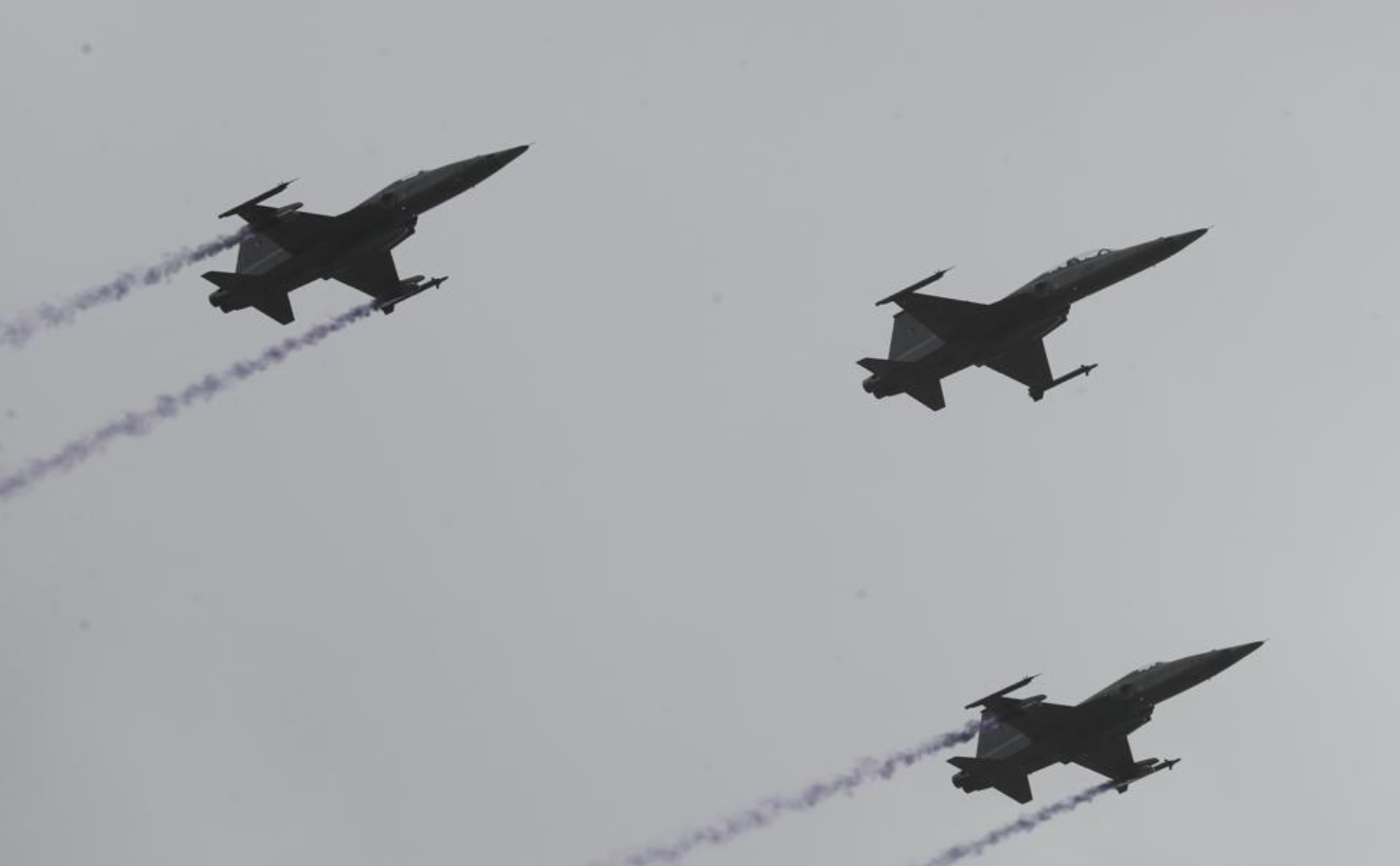 南韓警方表示，兩名10多歲的中國高中生青年涉嫌在水原空軍基地附近非法拍攝戰機被捕，已被刑事立案並禁止離境。圖為水原空軍基地戰機表演(資料圖片)