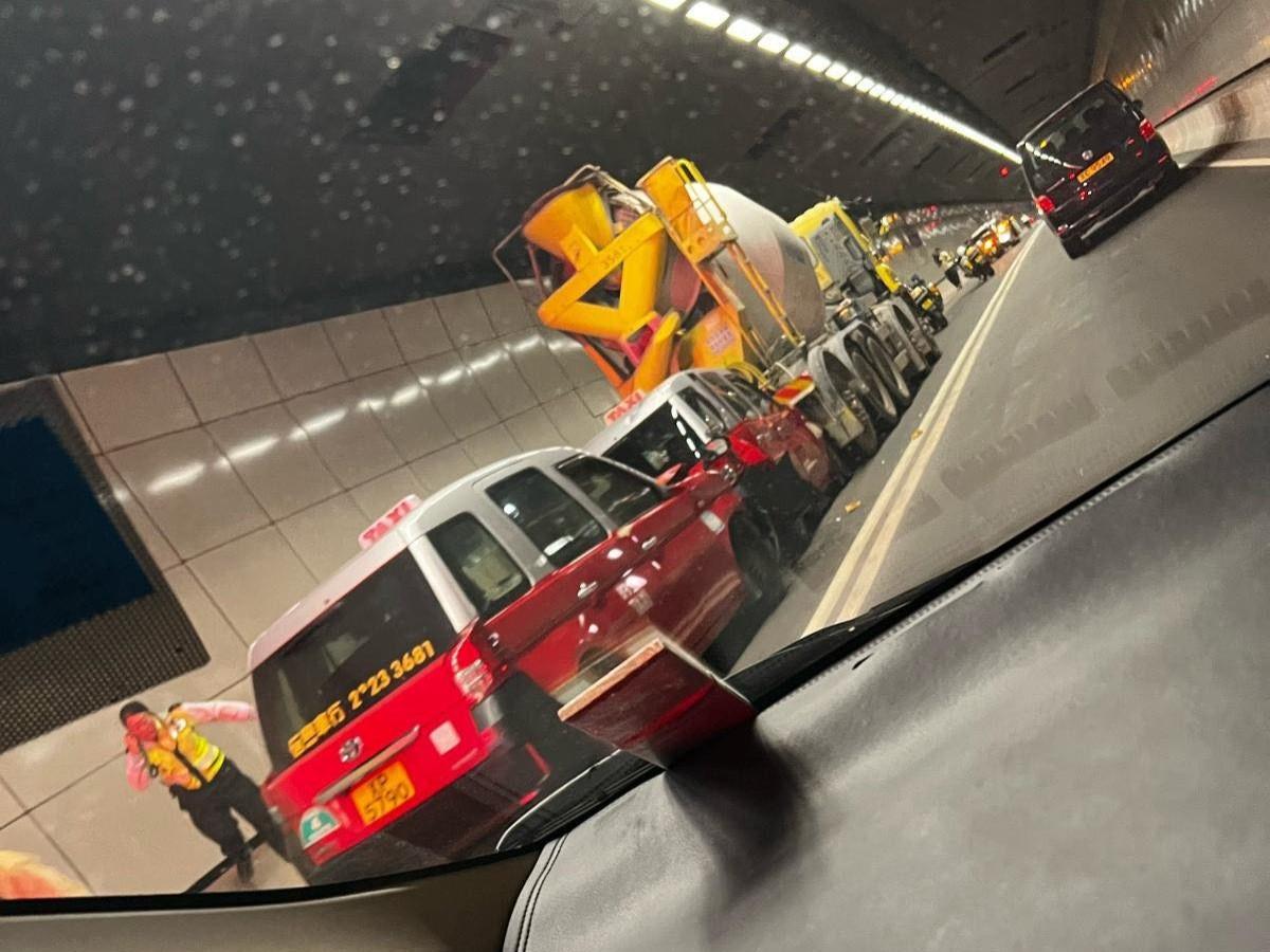 將軍澳—藍田隧道內3南連環相撞釀2傷。(馬路的事討論區)