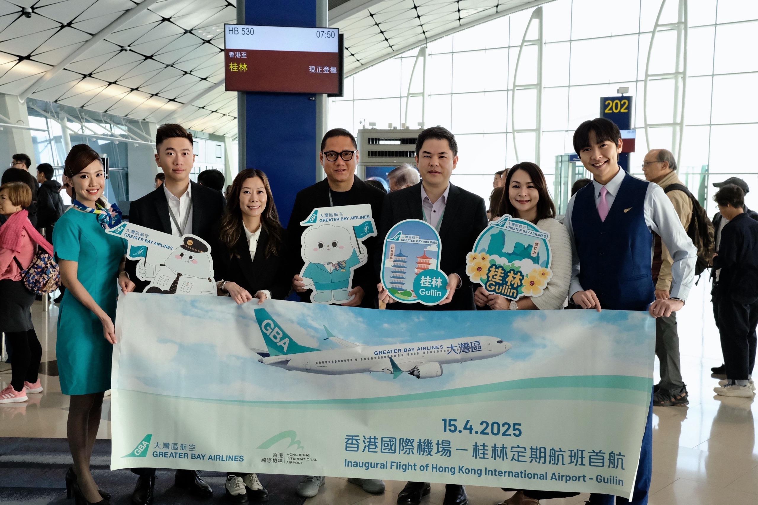 大灣區航空的桂林定期航班今早正式投入服務，進一步開拓其內地飛行網絡。首航班機的乘客登機出發前，香港機場管理局助理總經理— 航空網絡發展莊偉褀先生（右三）及大灣區航空管理層代表親臨香港國際機場送行。 