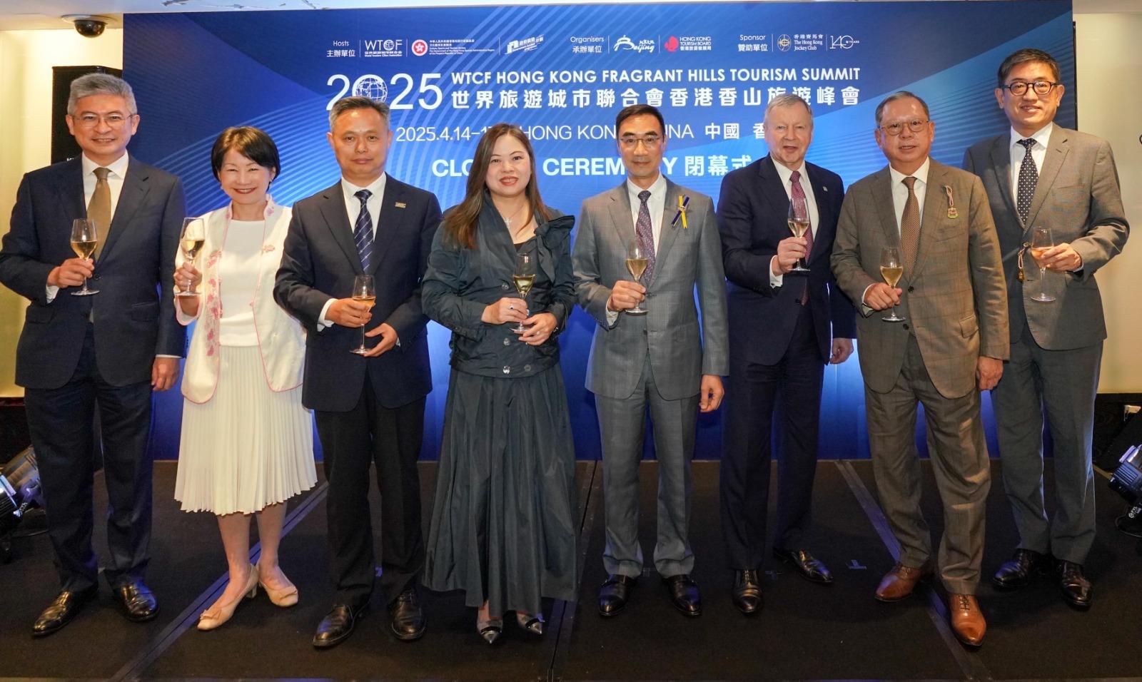 香港賽馬會主席利子厚（右四）、香港賽馬會行政總裁應家柏（右三），聯同香港特區政府文化體育及旅遊局局長羅淑佩（左四）、香港特區政府文化體育及旅遊局常任秘書長沈鳳君（左二）、香港特區政府文化體育及旅遊局副局長劉震（左一）、世界旅遊城市聯合會秘書長郭懷剛（左三）、香港旅遊發展局主席林建岳博士（右二），以及香港旅遊發展局總幹事程鼎一（右一），出席「2025世界旅遊城市聯合會香港香山旅遊峰會」的閉幕式。