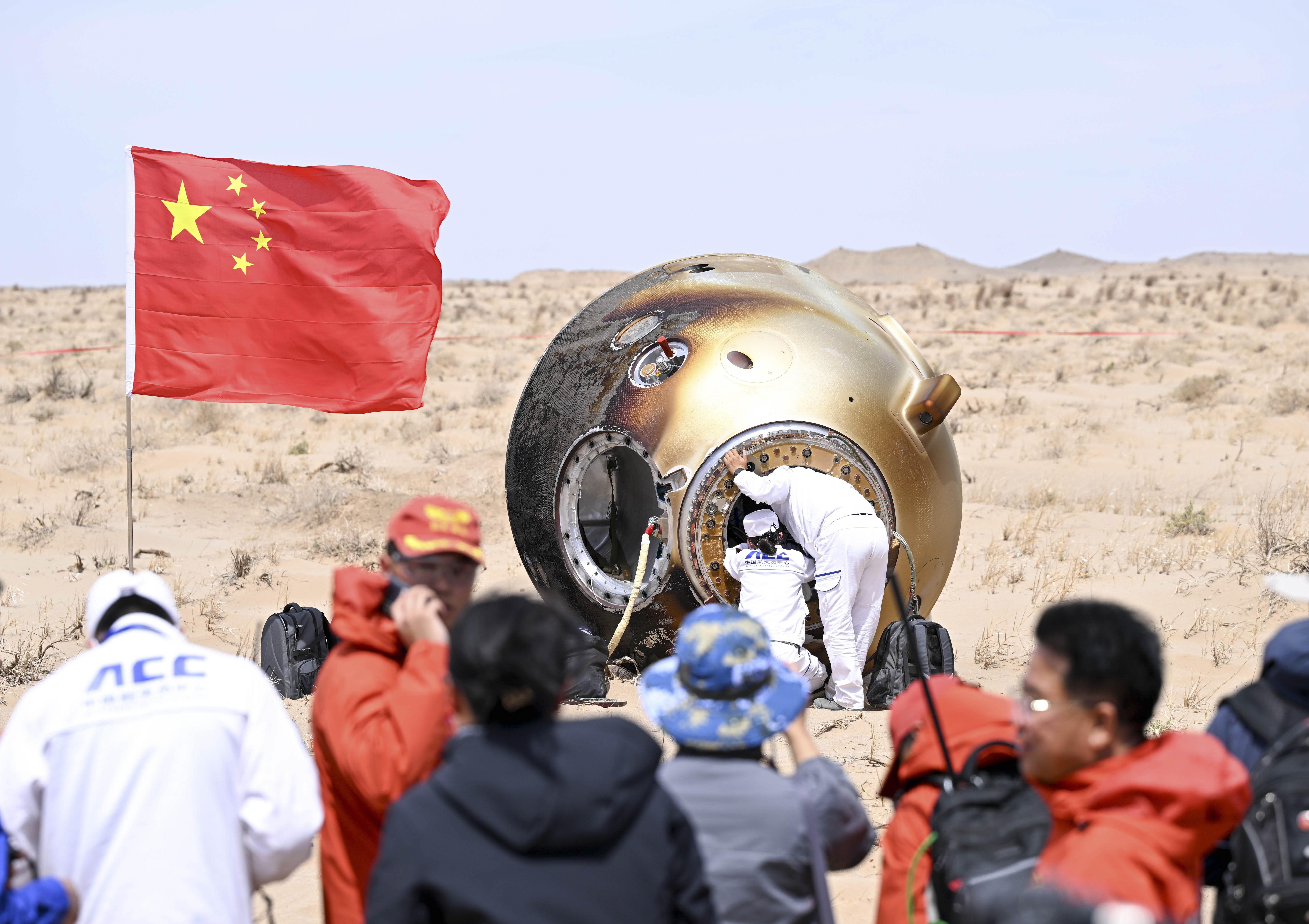 神舟十九號載人飛船返回艙在東風著陸場成功著陸，航天員蔡旭哲、宋令東、王浩澤身體狀態良好，神舟十九號載人飛行任務取得圓滿成功。(新華社)