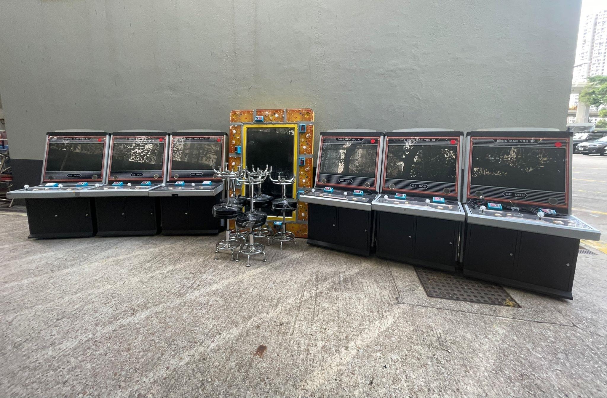 行動中，人員共檢獲七部釣魚機、一批遊戲卡及820元現金。(警方圖片)