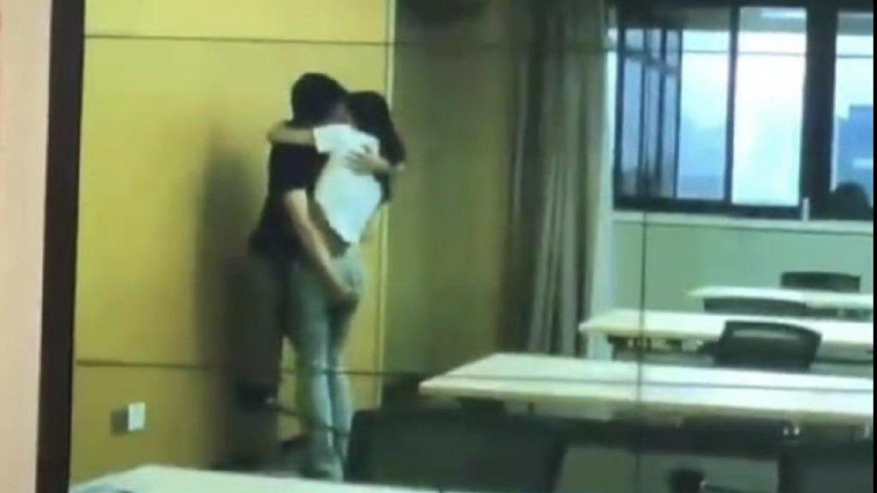 安徽男女於國企會議室激吻被錄下　千里投射到總部大螢幕震驚全網
